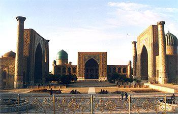 La plaza del Registán, en Samarkanda, y sus tres <b><i>madrassas:</b></i> Ulugbek (izquierda), Tila Kori (centro) y Shir Dor.