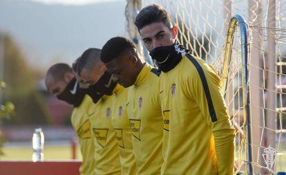 La plantilla del Sporting de Gijón, en el entrenamiento de este jueves.