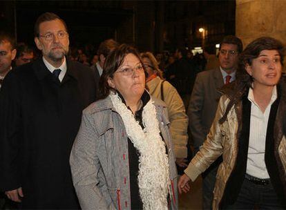 Mariano Rajoy, junto a Icíar Lamarain, concejal del PP en Mondragón, y María San Gil, anoche, en la citada localidad guipuzcoana.