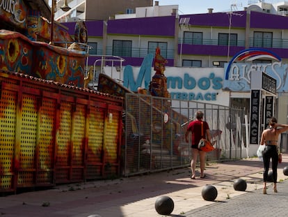 Locales cerrados en la playa de Magaluf, en el Ayuntamiento de Calviá, este lunes.