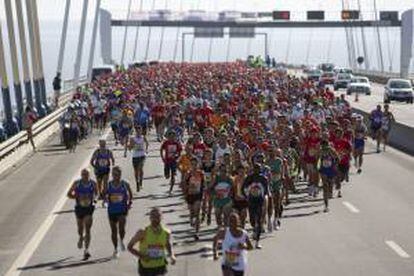 Los participantes en el Medio Maratón de Lisboa cruzan el puente Vasco da Gama. EFE/Archivo