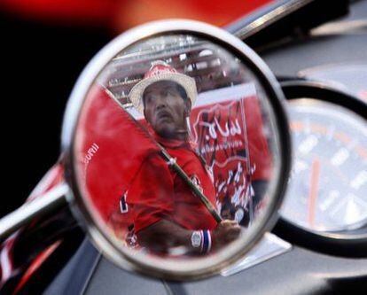 Reflejo en un espejo retrovisor de un manifestante contra el primer ministro tailandés, Abhisit Vejjajiva. Decenas de miles de <i>camisas roja</i>s protestan en Bangkok desde hace dos semanas para exigir elecciones anticipadas.