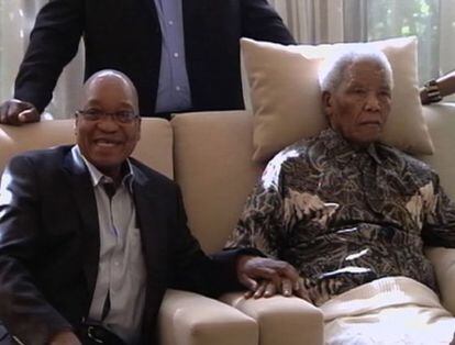 El presidente sudafricano Jacob Zuma con Nelson Mandela en una imagen del v&iacute;deo difundido por la televisi&oacute;n p&uacute;blica sudafricana.