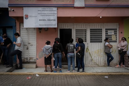 Familiares fuera de la Fiscalía en Bochil.