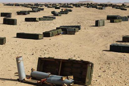 Armamento abandonado en el desierto al sur de Sirte.