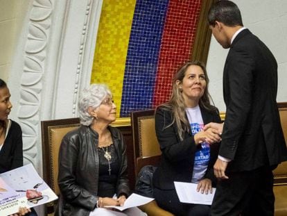 Juan Guaidó se reúne con familiares de militares detenidos. En vídeo, la cronología del caso del capitán Acosta Arévalo.