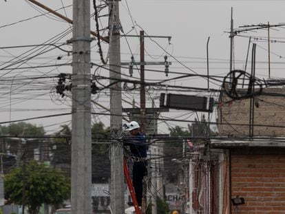 Un electricista instala cables en la colonia Valle de Aragón, en el Estado de México.