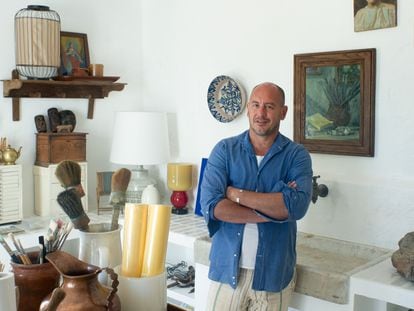 Luis Laplace posa para ICON Design en la cocina de su casa de Menorca.