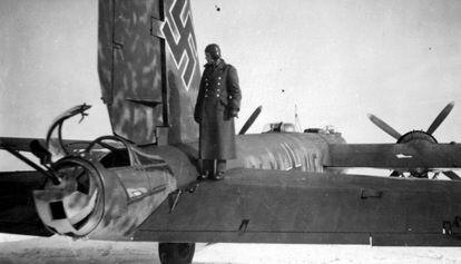 Un aviador alemán sobre un bombardero Heinkel He-177 como el que tenía que pilotar Peter Brill.