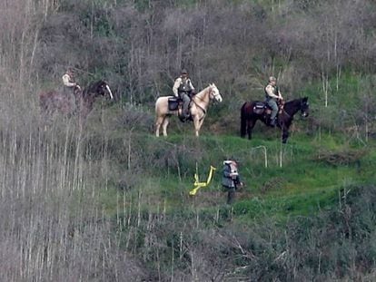 Agentes del 'sheriff' de Los Ángeles patrullan a caballo la colina donde están los restos de la tragedia. En vídeo, las primeras imágenes de los restos del accidente.