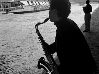 Un músico en la orilla del Sena.