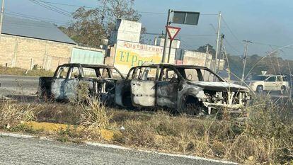 Autos calcinados por un enfrentamiento entre criminales sobre la carretera a Tuxtla Gutiérrez y Ocozocoautla, en Chiapas, el 25 de marzo del 2024.