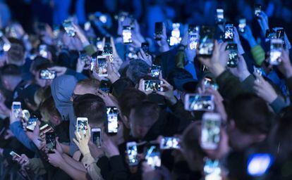 Uns espectadors aixequen els mòbils en un esdeveniment al Regne Unit.
