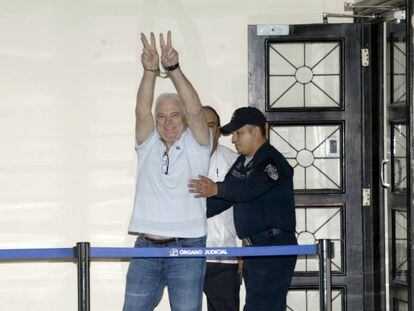 Ricardo Martinelli es trasladado a una prisión en Panamá.