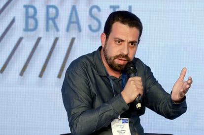 Guilherme Boulos habla durante un seminario sobre tecnología e inclusión digital con otros aspirantes a la alcaldía de Sao Paulo, Brasil, en agosto de 2018.
