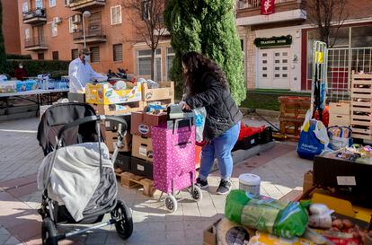 Imagen de archivo de un reparto de comida efectuado por la Fundación Madrina el pasado 7 de enero de 2021. Madrid.