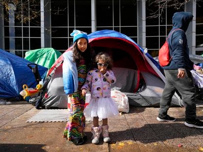 Niñas migrantes en un campamento cerca de una estación de policía en Chicago, el 1 de noviembre de 2023.