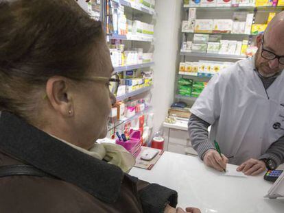 Una pensionista en una farmacia de Madrid. 