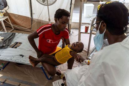 Personal de Médicos Sin Fronteras, atiende a un menor con síntomas de cólera, en el hospital de Cité Soleil, en Puerto Príncipe (Haití), el 7 de octubre de 2022.
