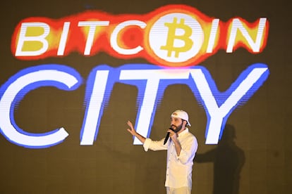 El presidente Nayib Bukele durante el anuncio de la creación de una ciudad del Bitcoin, el 20 de noviembre.