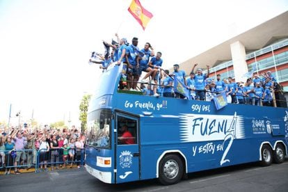 Aficionados del Fuenlabrada celebran el ascenso del club a Segunda División 