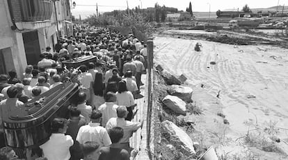 Entierro de las víctimas de la tromba de agua en Yebra ( Guadalajara), el 11 de agosto de 1995.