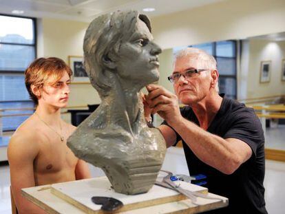 El escultor Richard MacDonald trabaja sobre un busto del bailarín Sergei Polunin, que posa para él en el Royal Ballet de Covent Garden.