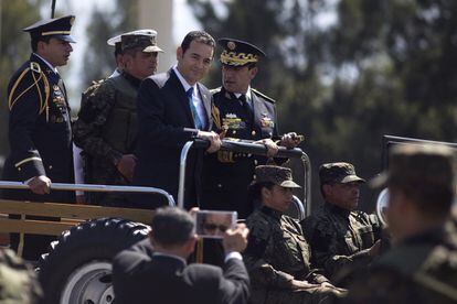 El presidente de Guatemala, Jimmy Morales, acompa&ntilde;ado de los mandos militares. 