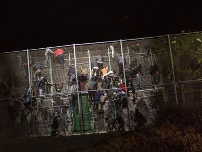 Salto de la valla en Melilla el pasado 28 de mayo.