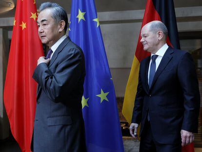 El canciller Olaf Scholz (derecha) recibía ayer en Múnich al ministro de Exteriores chino, Wang Yi.
