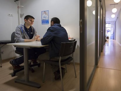 El psic&oacute;logo de BCN Checkpoint, Antoni Gata, atiende a un paciente en el centro comunitario