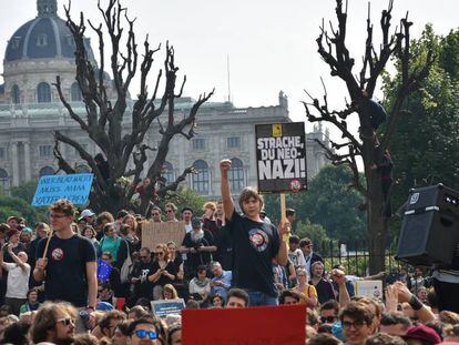 Manifestantes exigen la salida del Gobierno del líder de la ultraderecha, Heinz-Christian Strache, y de su partido, el 18 de mayo en Viena. 