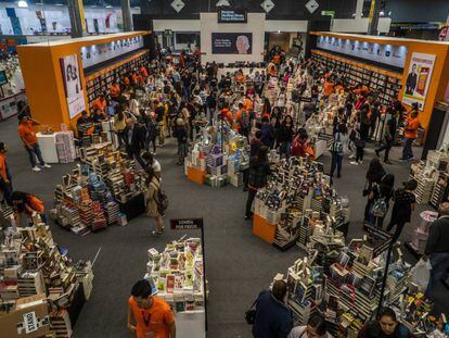 Visitantes a la feria internacional del libro de Guadalajara 