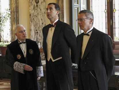 Carlos Divar conversa con el príncipe Felipe durante el acto del bicentenario del Tribunal Supremo.