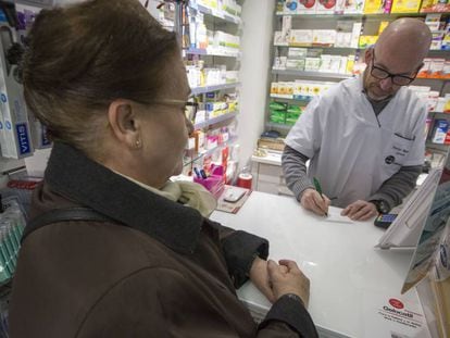 Una jubilada en una farmacia de Madrid hace un año.