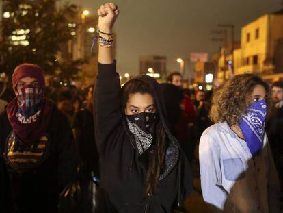 Jóvenes enmascarados en protestas contra el Gobierno de Temer.