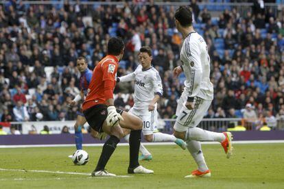 Ozil marca el cuarto gol a pase de Ronaldo.
