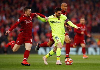 El delantero del Barcelona, Lionel Messi, trata de zafarse del marcaje de los jugadores del Liverpool Robertson y Fabinho.