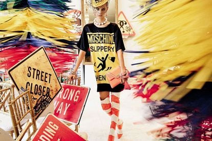 Imagen de la campaña p-v  2016 de Moschino, fotografiada por Steven Meisel y con diseño de set de Mary Howard.