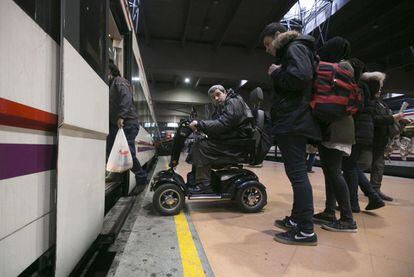 David Alonso, en Atocha, trata de subir a un tren con dirección a Móstoles que no está adaptado para sillas de ruedas.