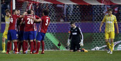 Los jugadores del Atlético felicitan a Jackson por su gol.