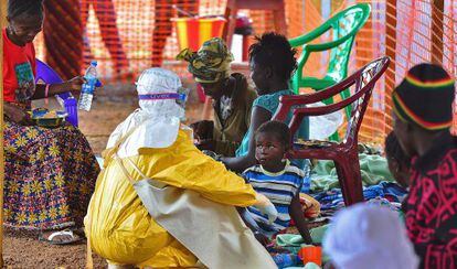 Una cooperante de M&eacute;dicos sin Fronteras con enfermos de &eacute;bola en Kailahun (Sierra Leona) en agosto pasado.