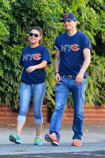 Los actores Mila Kunis y Ashton Kutcher con estilismos parecidos más allá de su camiseta en apoyo a los Chicago Bears. Ambos también se comparon chaquetas a juego para apoyar a los deportistas estadounidenses durante los Juegos Olímpicos de Río.