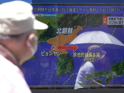 Un hombre mira una pantalla de televisión en la que se muestra la supuesta trayectoria del misil norcoreano, en Tokio, el 12 de julio de 2023.