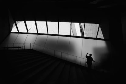 Una turista hace una fotografía durante su visita a la Ópera de Sídney, 20 de septiembre de 2013. Está administrada por la Opera House Trust, un organismo público bajo supervisión del Ministerio de Arte de Nueva Gales del Sur (Australia).