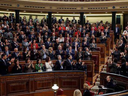 Los diputados del PSOE y de Unidas Podemos se aplauden mutuamente tras las intervenciones de los portavoces del grupo de Unidas Podemos ante el pleno del Congreso. 