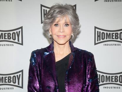 A sus 85 años, la actriz, activista y reina del aeróbic Jane Fonda ha sido la última de las famosas en hablar del arrepentimiento de someterse a un tratamiento de cirugía estética. “Me hice un estiramiento facial y paré porque no quiero verme distinta. No estoy orgullosa, en realidad, de habérmelo hecho”, confesaba en una entrevista publicada este mes de agosto en la edición estadounidense de la revista ‘Vogue’. En un alegato a favor de cumplir años, la intérprete se ha confesado porque le gustaría que los jóvenes empezasen a perder el miedo a envejecer: “Lo que importa no es la edad, no es un número. Lo que importa es tu salud”.