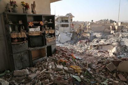 Vista de los estantes de una habitación entre los escombros tras un bombardeo en la localidad de Atareb (Siria).