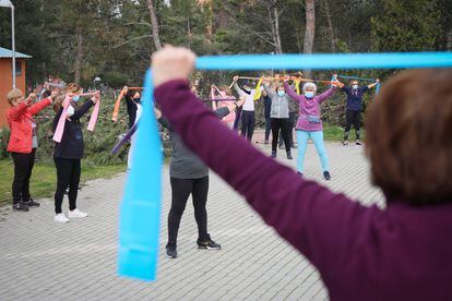 Usuarios de centros de día del barrio de Santa Eugenia, en Madrid, realizan ejercicio físico en el parque de su zona el pasado marzo.