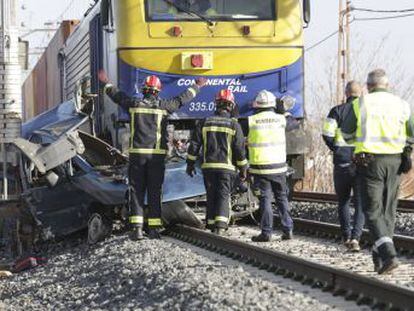 Un tren de mercancías choca con el vehículo en la localidad de Manzanares